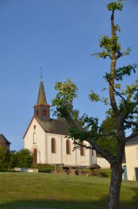 Schöne Sicht auf die Kirche von Naurath/Wald-Hochwald-Nationalparkregion